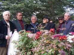 Fotoğraf (İlhan Erdost’u mezarı başında anma etkinliği, 2005)